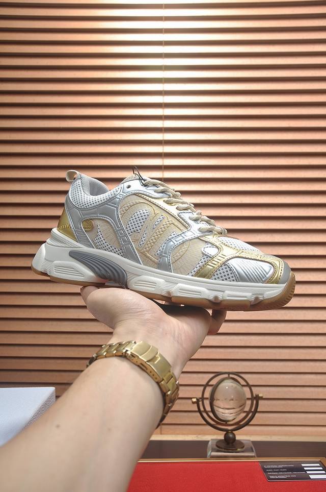 出厂价： 情侣款 品牌：Dior 迪奥 标准码：女码35-40.男码38-44 45定制 等级：官网同款 材料：顶级原版牛皮拼接而成 原版耐磨轻便大底 款式类别